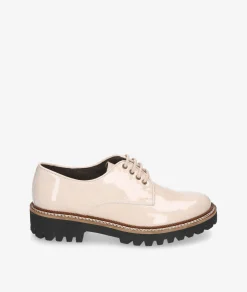 Zapatos inglés Kénnebec 7050 en charol beige